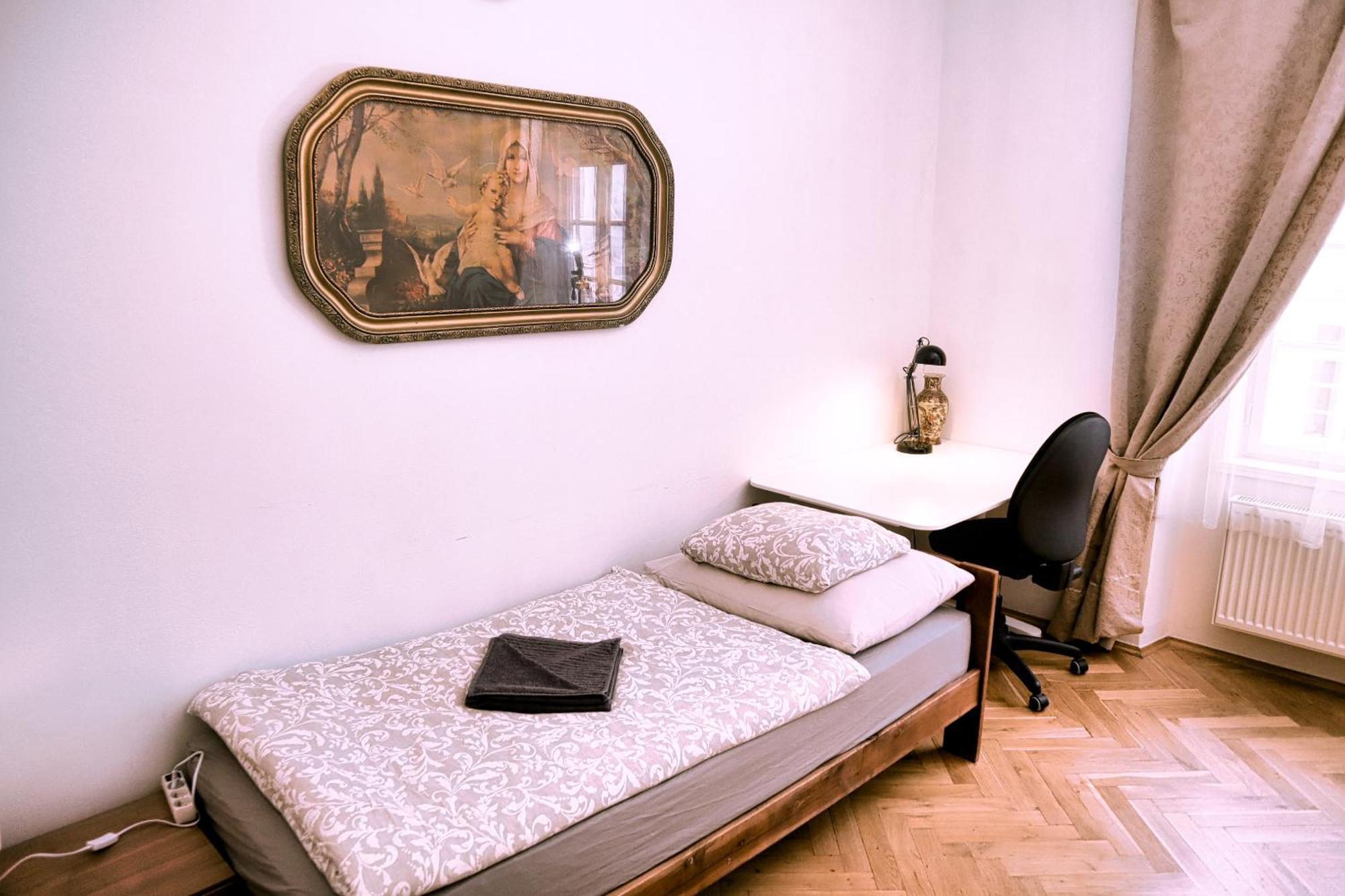 Apartament At The Blue Lion & Parking Assistance Praga Zewnętrze zdjęcie